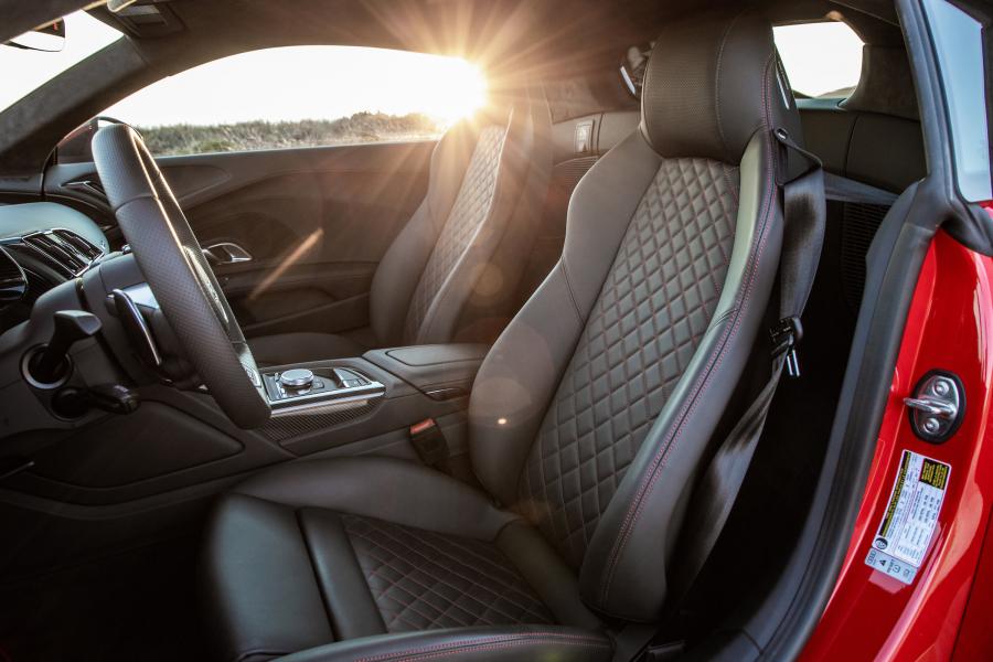 Интерьер Audi R8 V10 Performance 2019 года  (NA) (фото 61 из 62)